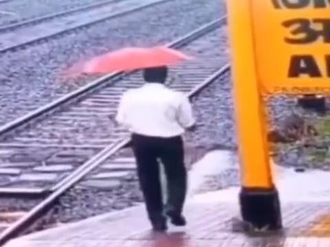 Idoso com guarda-chuva tira a própria vida em linha férrea