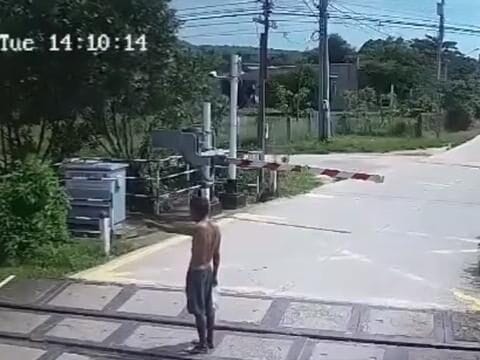 Homem tenta parar trem com gesto e acaba atropelado em Lâm Đồng