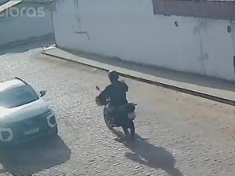 Dando de cara com a parede: motociclista fica gravemente ferido em acidente em Itapetinga