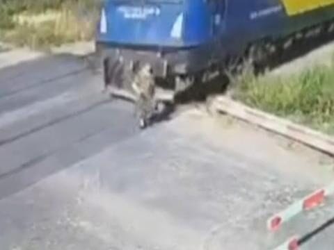 Idosa tenta atravessar trilhos, mas é atropelada por trem antes de conseguir