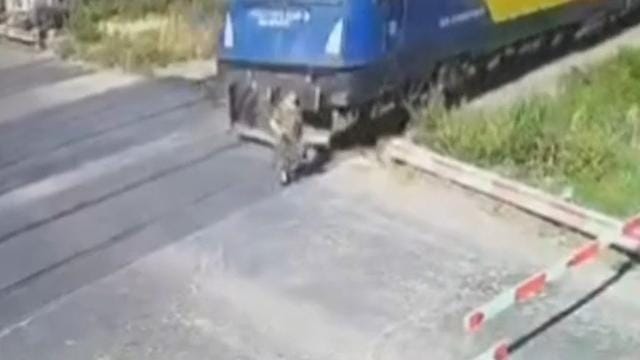 Idosa tenta atravessar trilhos, mas é atropelada por trem antes de ...