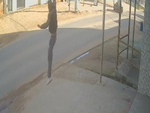 Homem cai de apartamento em Marataízes e fratura as pernas