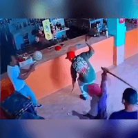 Um homem com uma pistola contra dois homens com facões