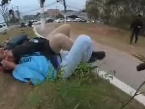 Ladrão tenta assalto com arma falsa, é imobilizado por populares e alega “brincadeira”