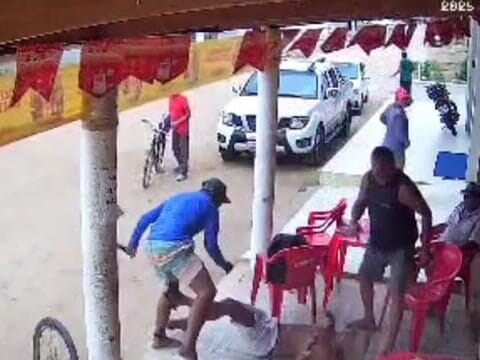 Homem tenta matar o outro a facadas e acaba sendo morto com a própria arma