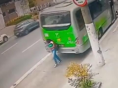 Motorista de ônibus é afastado após atropelar e matar pedestre em São Paulo