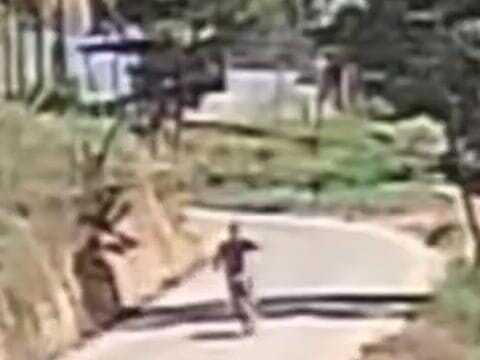 Motociclista voa e cai em telhado após perder controle de bicicleta em Santa Catarina