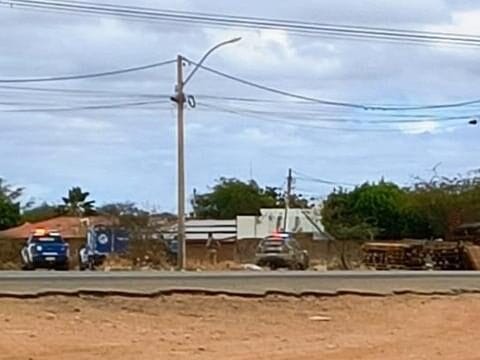 Homem com deficiência mental dorme debaixo de carreta e tem a cabeça esmagada em Juazeiro, Bahia