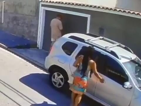 Mulher é atingida por mais de dez tiros em tentativa de homicídio no Rio de Janeiro