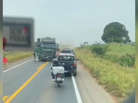Bebê e outras três pessoas morrem em colisão entre carro e carreta na BR-364, em Jaru