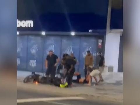 Populares agridem suspeito de assalto na Taquara, Rio de Janeiro