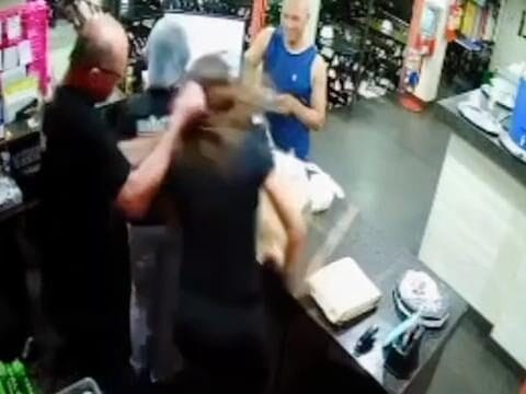 Jovem é agredida pelo pai dentro de pizzaria em Vitória, ES