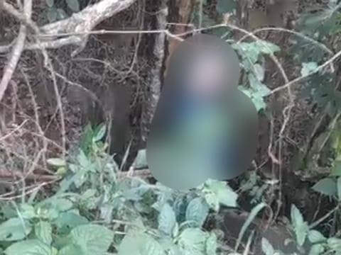 Parou para dar um “mijão” e encontrou um homem enforcado