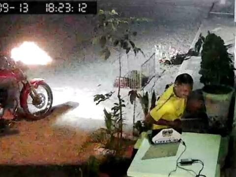 Homem é alvejado a tiros em frente de casa em Conceição