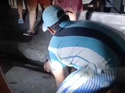 Homem é agredido por populares após ser acusado de tentativa de abuso contra criança em Manaus, Amazonas