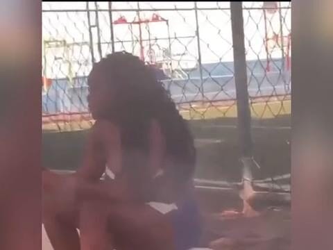 Mulher é flagrada defecando em praça na Bahia