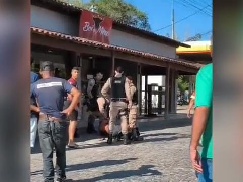 Pai em surto por uso de drogas tenta matar filho de 4 anos e é contido a tiros pela polícia em Teófilo Otoni