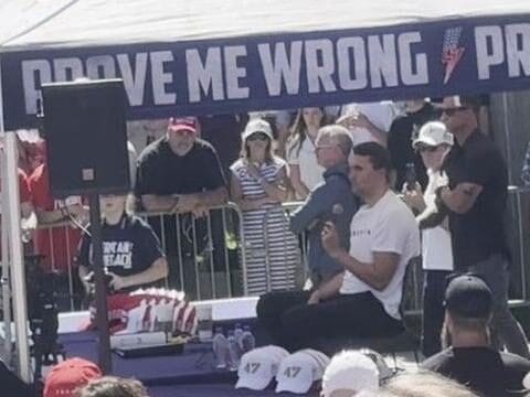 Ativista aliado de Trump morre após ser baleado em evento universitário nos EUA