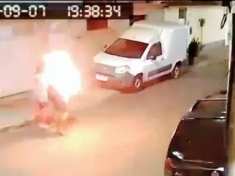 Mulher e criança são atingidas por chamas após celular pegar fogo na rua