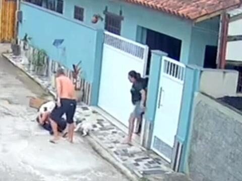 Mulher é atacada por cachorro enquanto passeava com cãozinho de estimação em Campos