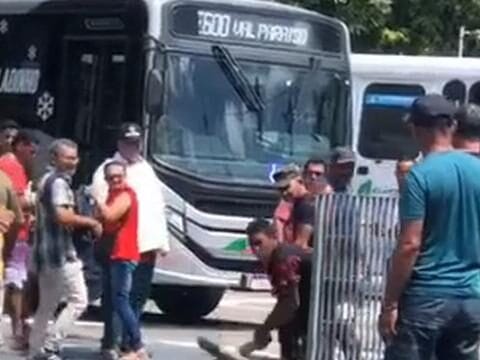 Suspeito de estupro é agredido por populares no Centro de João Pessoa, Paraíba