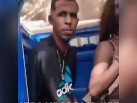 Indivíduo é flagrado fazendo sexo com travesti em banheiro químico