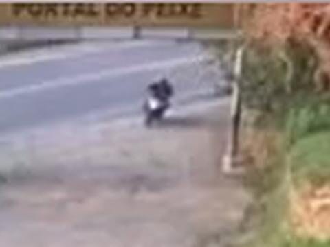Motociclista colide com corrente sem sinalização e morre dois dias depois