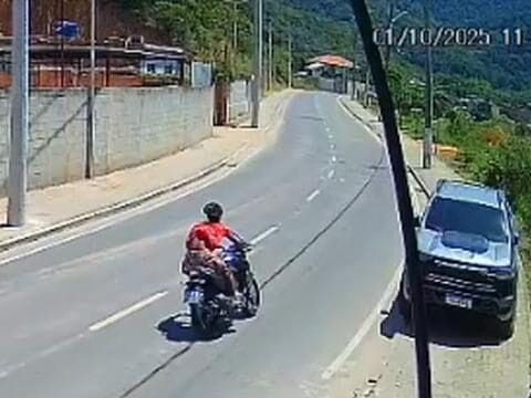 Motociclista morre após perder o controle em curva e bater em poste em Xerém