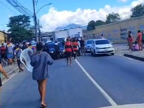 Mulher é assassinada a tiros na Avenida Pastor Martin Luther King Jr., em Acari, Rio de Janeiro