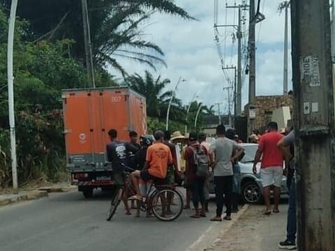 Homem é morto a tiros dentro de carro em Muro Alto, Ipojuca
