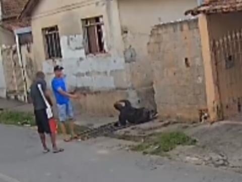 Homem é encontrado ferido na cabeça após sair cambaleando de residência em Cláudio