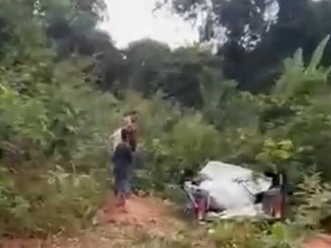 Motorista morre após ser atingido por tora em estrada de terra