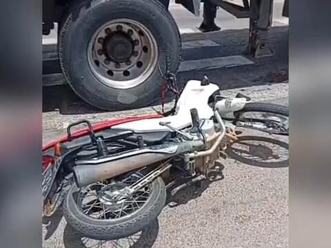 Motociclista morre após ficar preso sob roda de carreta na Avenida de Contorno