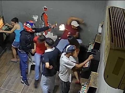 Matador cumprimenta todos antes de executar a vítima em um bar em SP