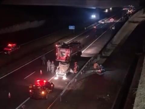 Homem comete suicídio ao se jogar de passarela e provoca acidente na noite de sábado em Bauru