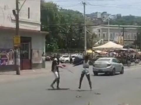 Mulher esfaqueia homem repetidamente no meio do trânsito em Salvador; vídeo viraliza