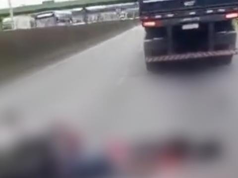 Motociclista morre atropelado por carreta após cair de moto na rodovia Anchieta