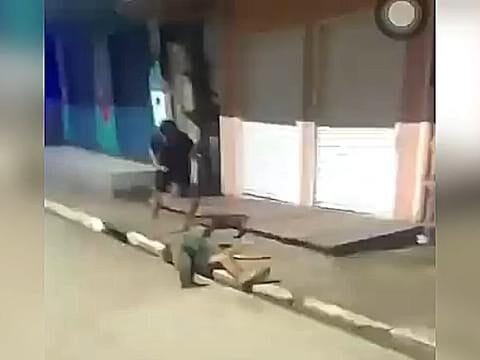 “Vulgo Catatau” é brutalmente espancado com pau e faca e vai parar na UTI; vídeo circula nas redes