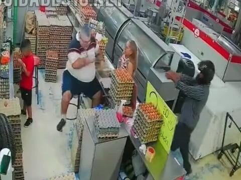 Comerciante é morto a tiros dentro de mercado em Portoviejo, no Equador, na frente da esposa e do neto