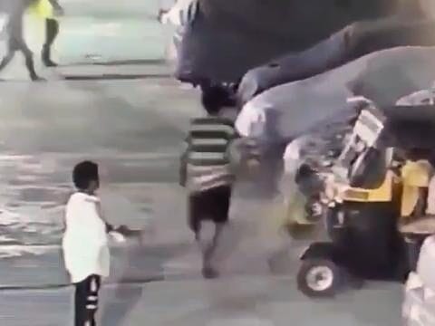 Homem levanta criança de 4 anos pelos pés e joga com força contra o chão após briga com o pai em Mumbai, na Índia