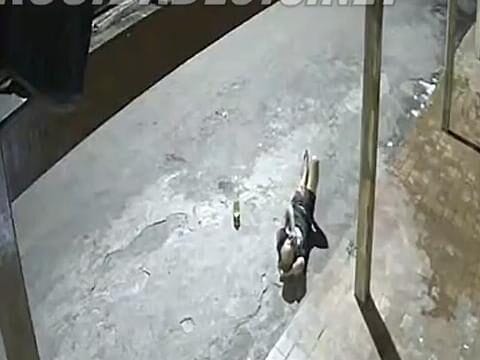 Homem embriagado é covardemente agredido com pedrada na cabeça enquanto estava deitado no meio da rua em Corinto, MG
