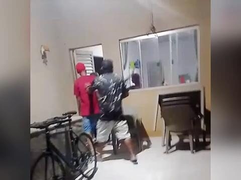 Mais um cativeiro estourado: casal nu é agredido após ter residência invadida