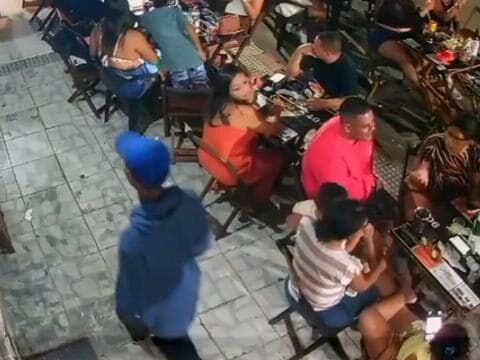 Homem é executado com tiro na cabeça na área externa de bar lotado na Serra, no Espírito Santo