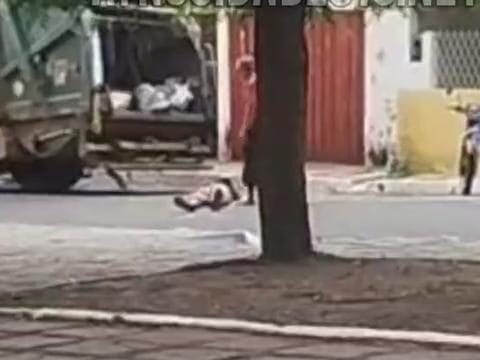Homem com transtornos mentais se joga debaixo da roda de caminhão de lixo em Teresina
