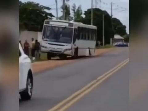 Mãe e filha morrem após pneu de ônibus se soltar e atingir moto em Assú, no Rio Grande do Norte