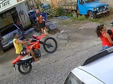 Motociclista que empinava moto colide com outro veículo e deixa feridos em Escada (PE)