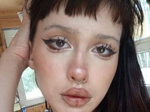 Blogueira russa de 22 anos, conhecida como “Femcel Queen”, comete suicídio ao pular do prédio onde morava em São Petersburgo