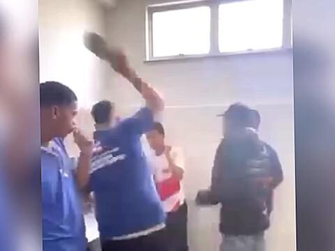Adolescente é agredido dentro de banheiro de escola em Itatim (BA); vídeos mostram sinais de facção e ameaça de morte