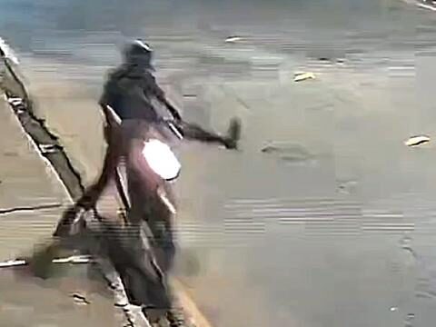 Motociclista perde controle na curva, é arremessado e bate com violência contra muro em Volta Redonda (RJ)