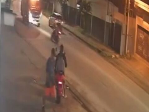 Motociclista morre e mulher fica gravemente ferida em acidente em Guaratiba